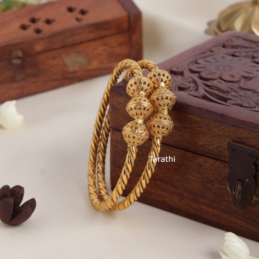 Gold tone kada Bangle BA69