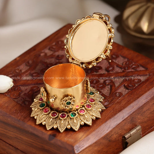 Radhai & Krishna Kumkum Box KK35