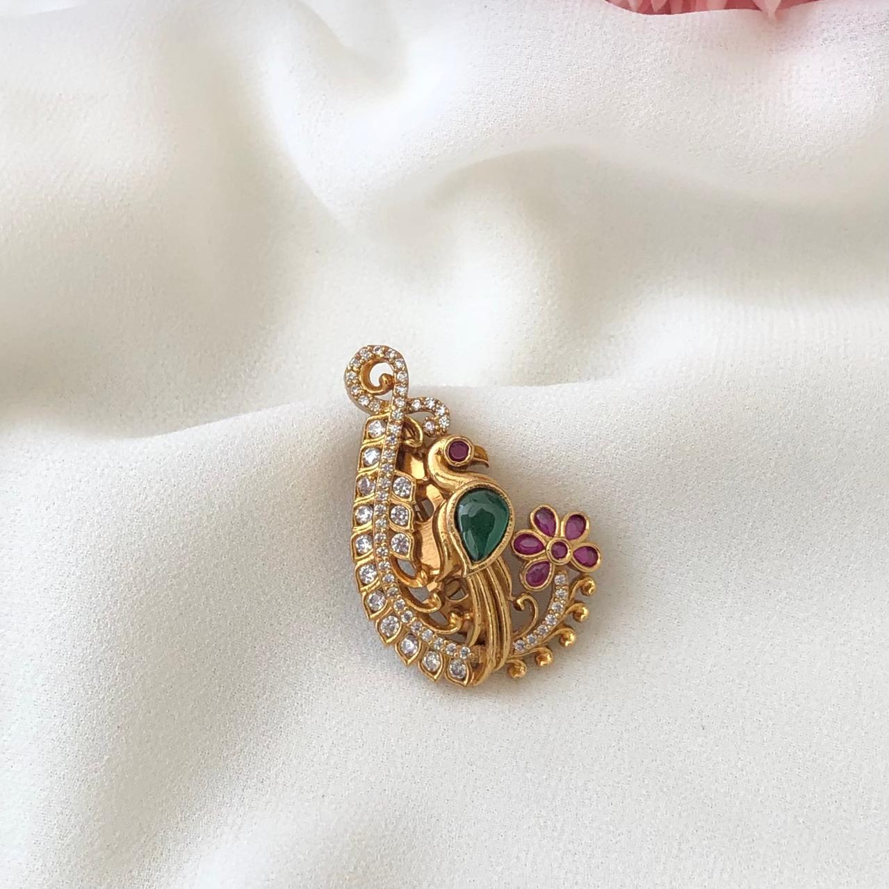 Gold Finish Saree Pin SP05