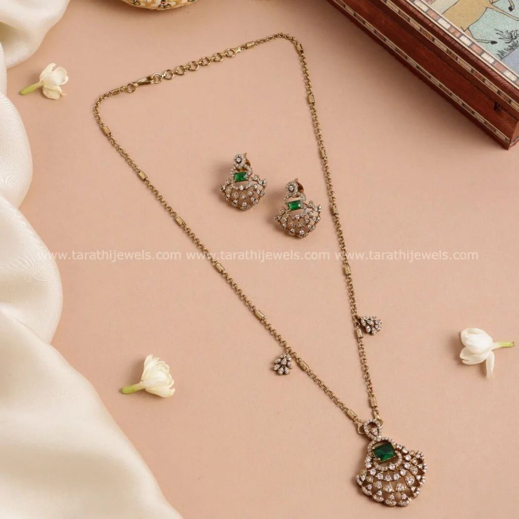 Beautiful Green and white stone Longchain N679