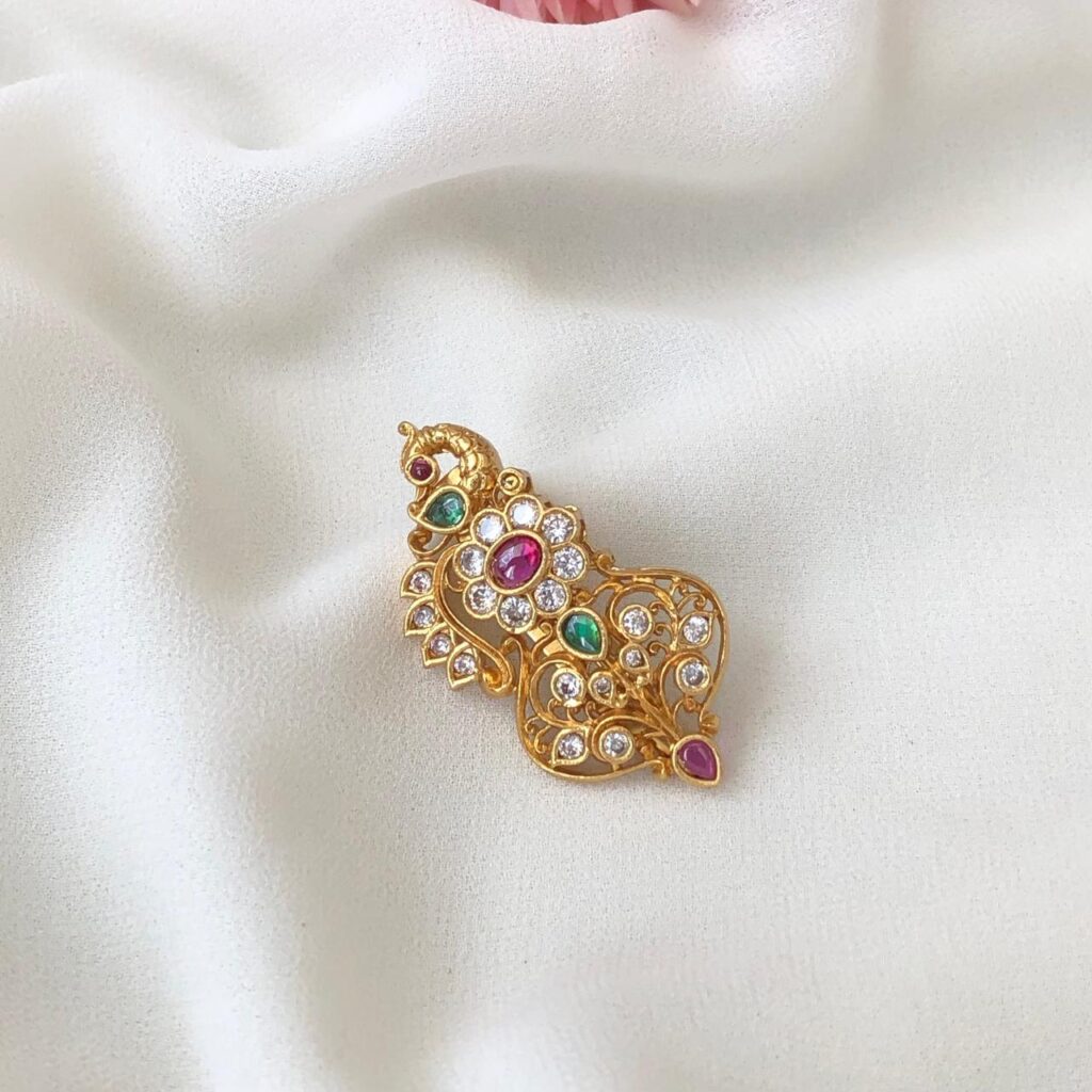 Gold Finish Saree Pin SP06