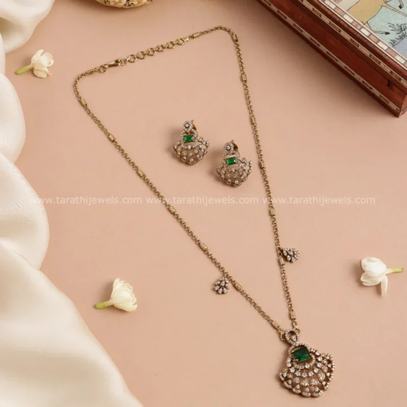 Beautiful Green and white stone Longchain N679